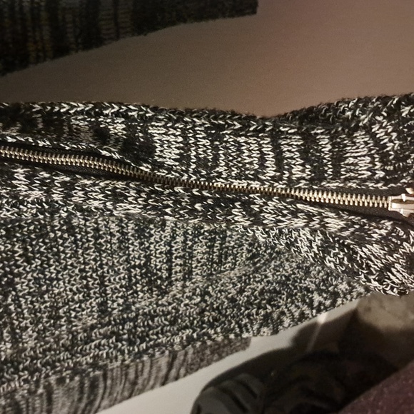 Sweater with zippers - Picture 3 of 3